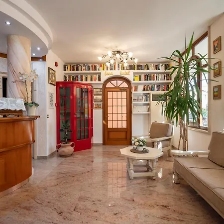 Hotel Lola Piccolo E 4*