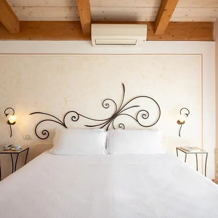 Hotel Lola Piccolo E 4*