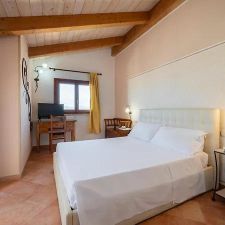 Lola Piccolo E Hotel 4*
