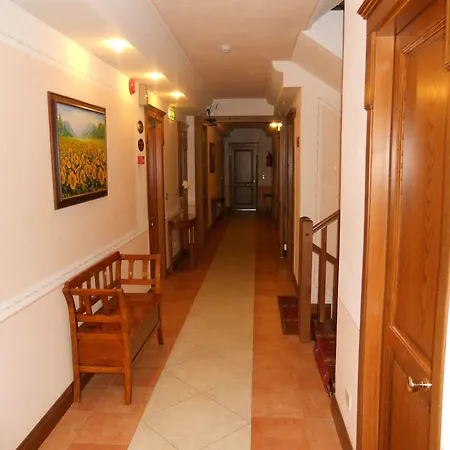 Lola Piccolo E Hotel 4*