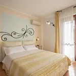 فندق Lola Piccolo E 4*