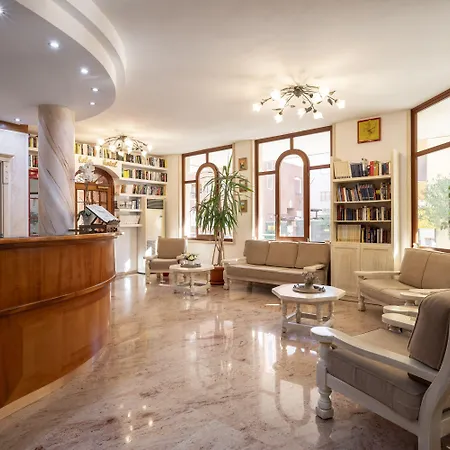 Hotel Lola Piccolo E