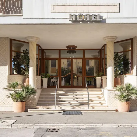 Hotel Lola Piccolo E 4*