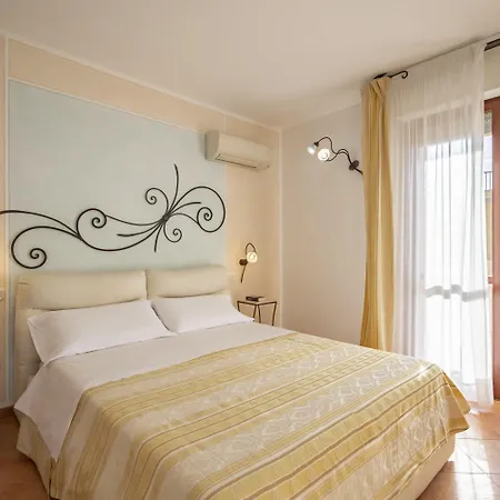 Hotel Lola Piccolo E 4*