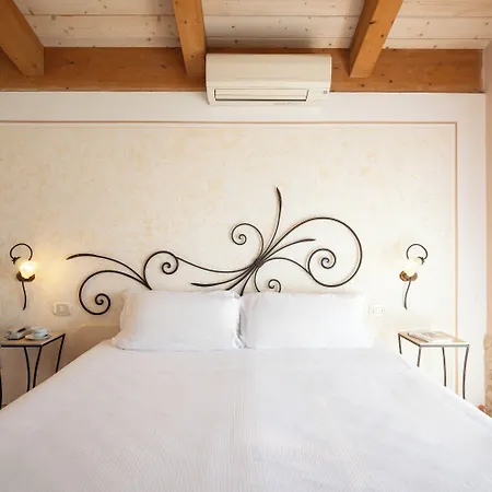 Hotel Lola Piccolo E 4*